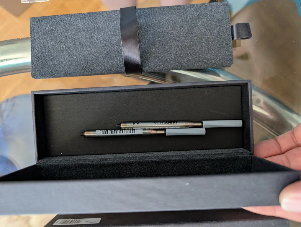 Lamy Safari All Black Fountain Pen image indicator(3)