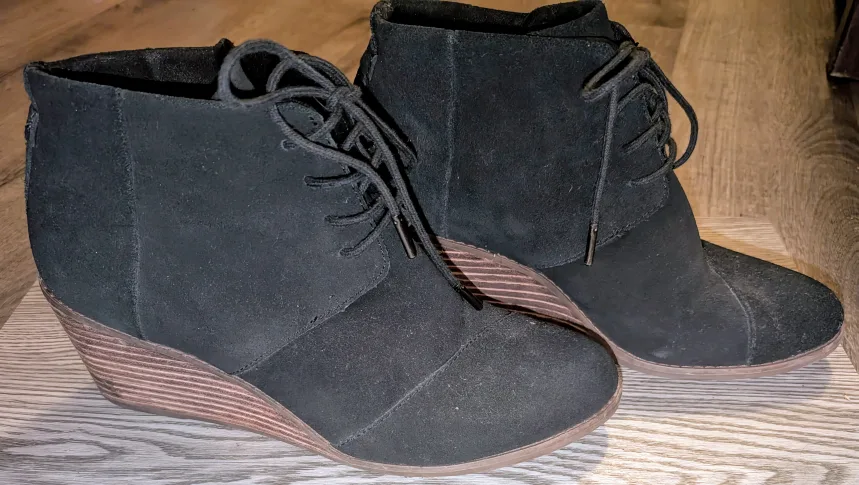 👢TOMS Black Suede Wedge Ankle Boots - Size 9👢 image indicator(2)