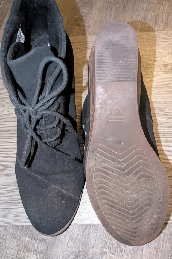 👢TOMS Black Suede Wedge Ankle Boots - Size 9👢 image indicator(3)