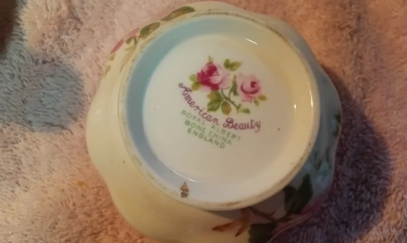 Royal Albert "American Beauty "  Sets for 10 Plus Serving Pieces image indicator(7)