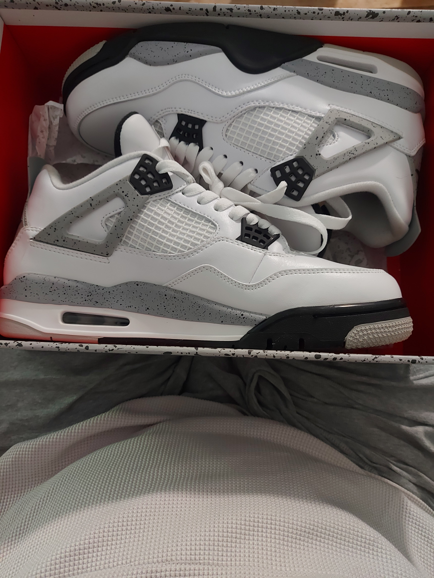 Air Jordan 4 Retro - Size 10.5