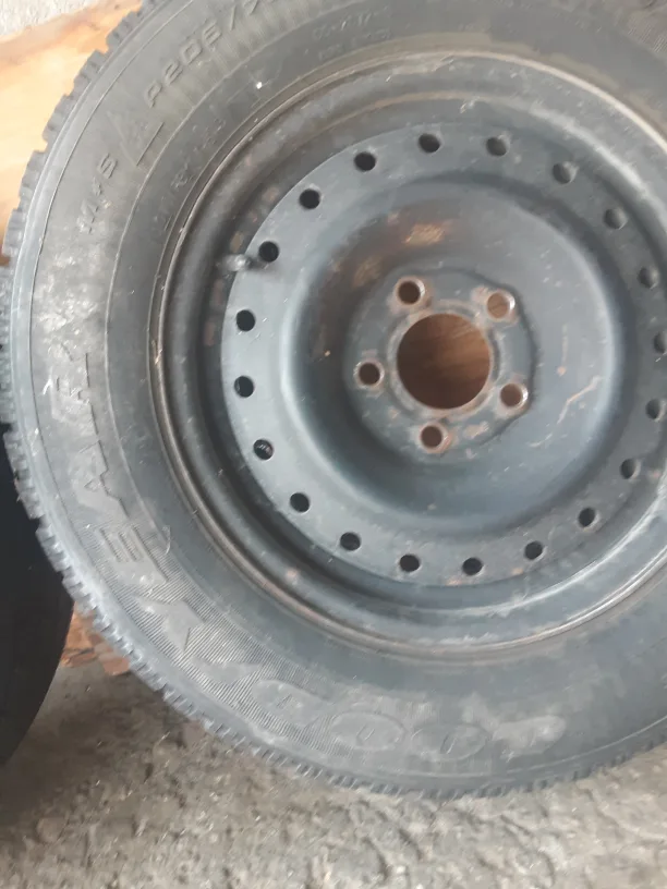 Goodyear Nordic winter 15" tires WITH rims P205 image indicator(2)