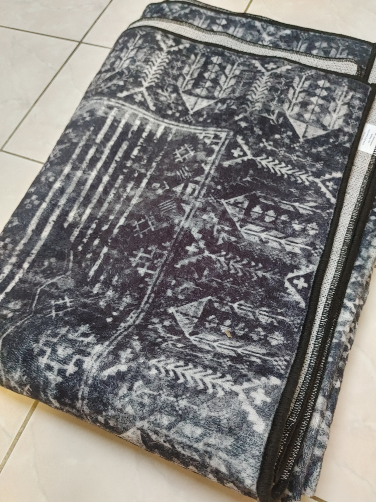 💚6 FT 11" x 4 FT 11" MACHINE WASHABLE AREA RUG - photo 3