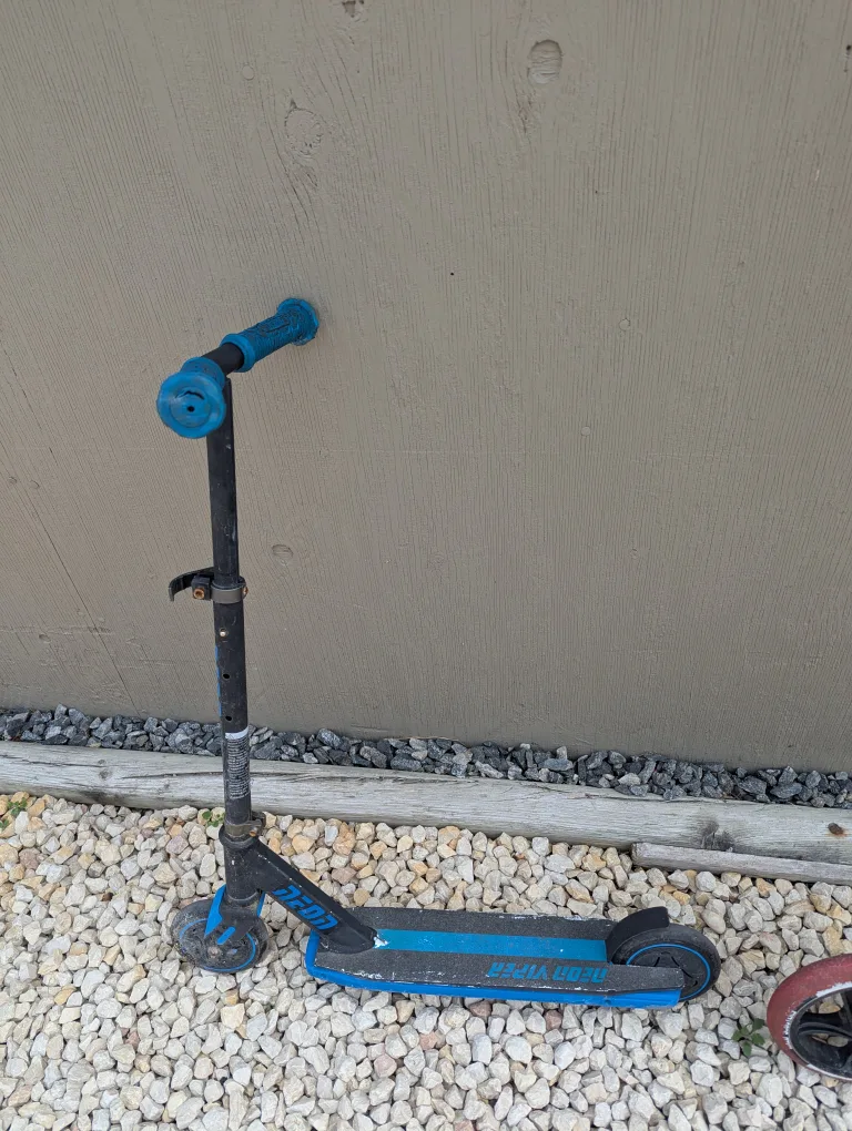 Two Used Scooters - Razor & WRLD image indicator(3)