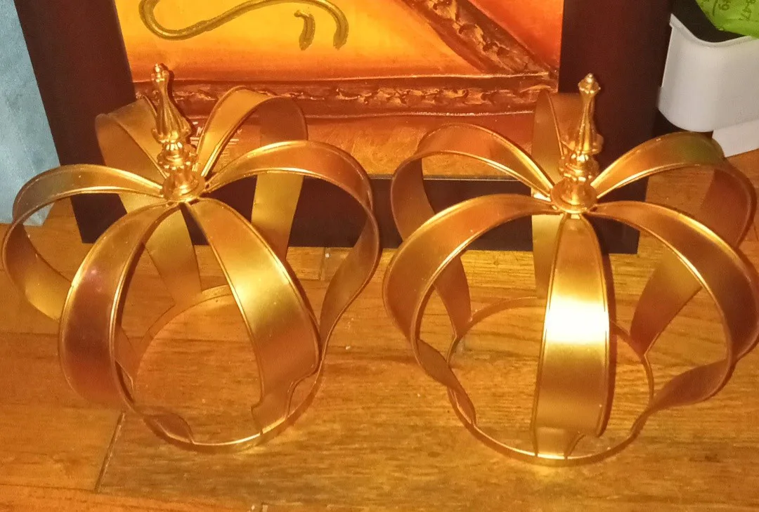 2 Gold Tone Crowns thumbnail