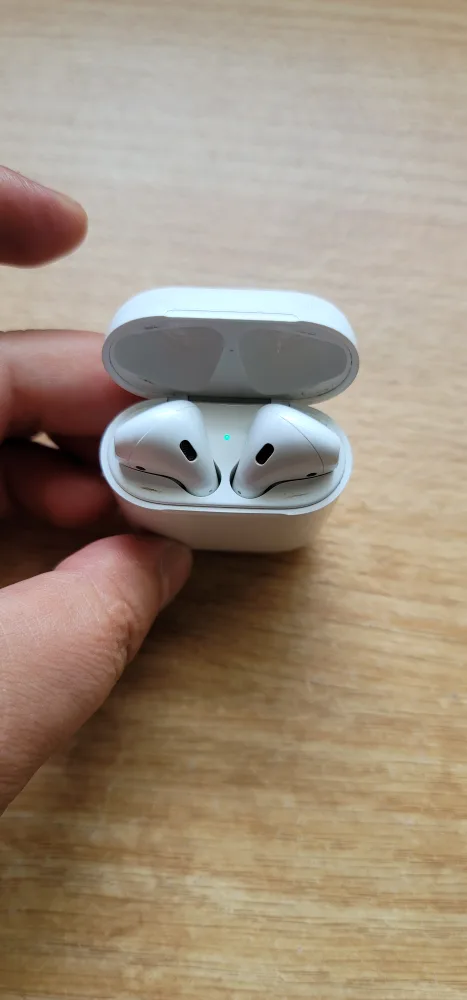 Apple AirPods (1st generation) thumbnail