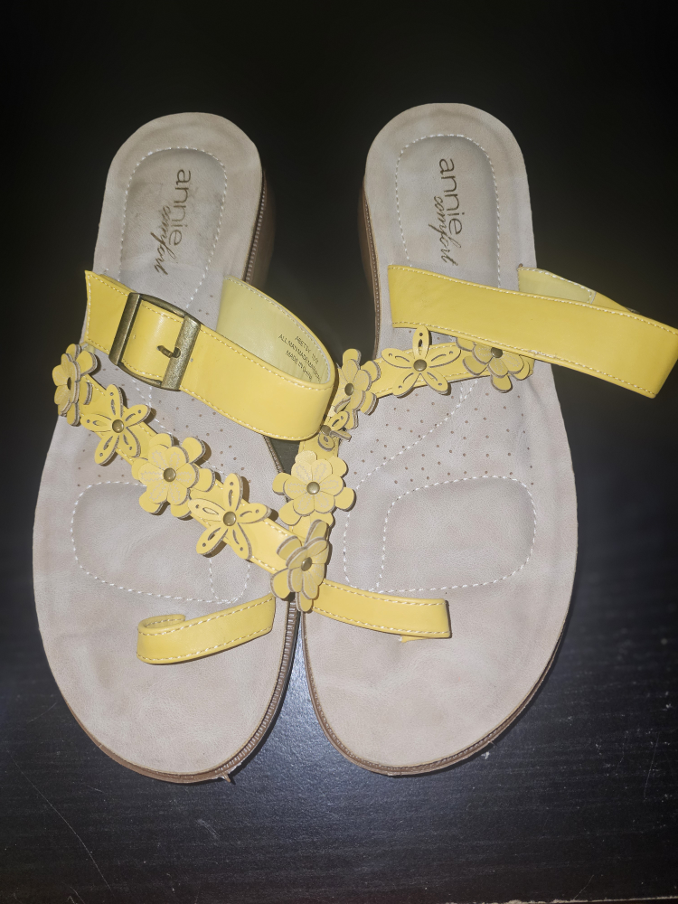 Annie Comfort Yellow Flower Sandals - Size 10