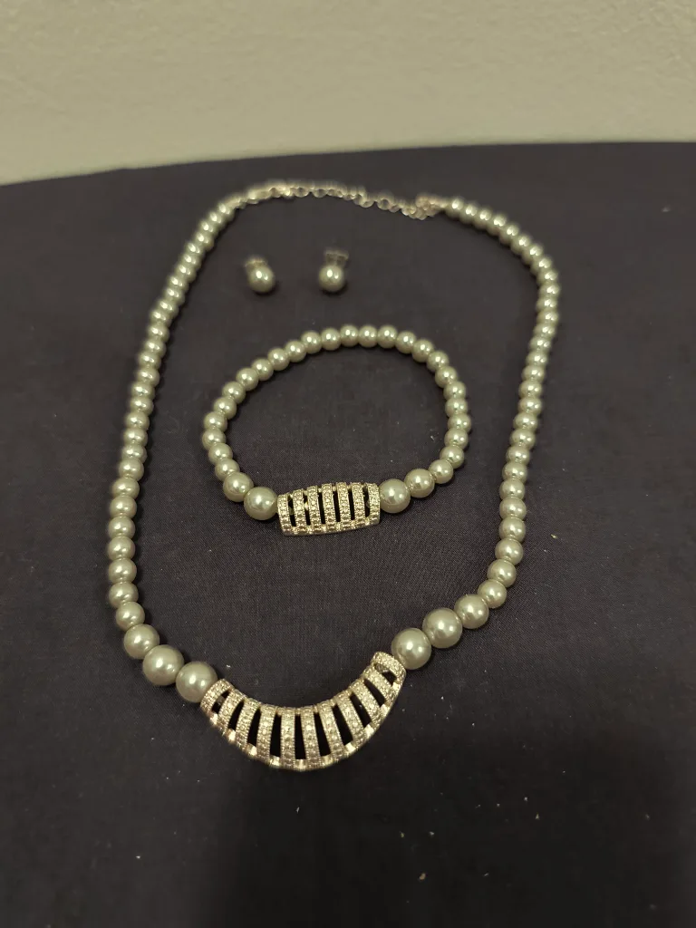 Pearl Necklace, Bracelet & Earring Set image indicator(2)