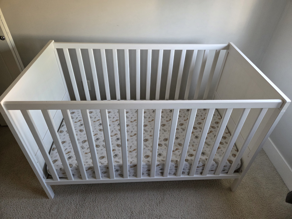 White Baby Crib with mattres ( can be sold separately) - photo 4