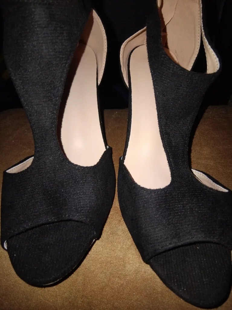 Black Heels, Size 7 image indicator(2)