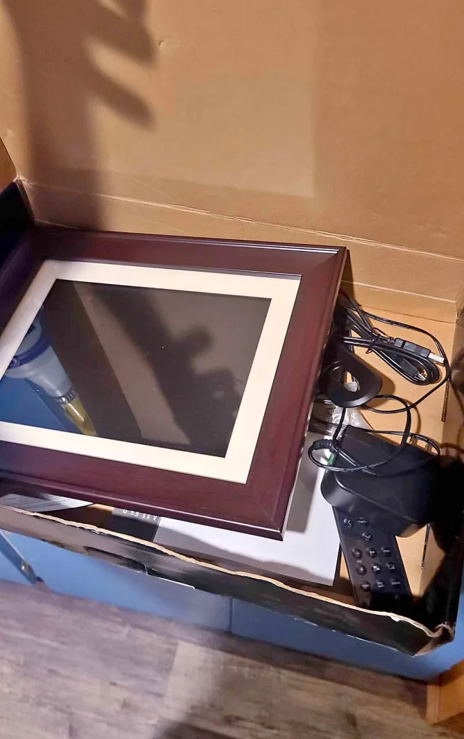 Coby 10.4" Digital Photo Frame image indicator(2)