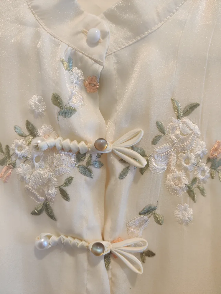 New Embroidered Cream Blouse size M image indicator(2)