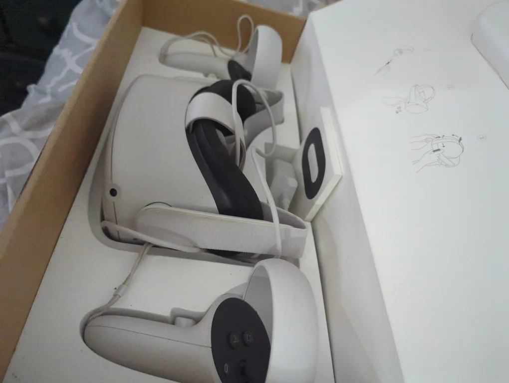 Oculus Quest 2 VR Headset - Like New!