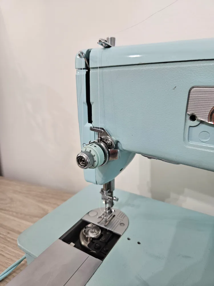 Vintage Singer 348 Sewing Machine - includes carrier and pedal image indicator(4)