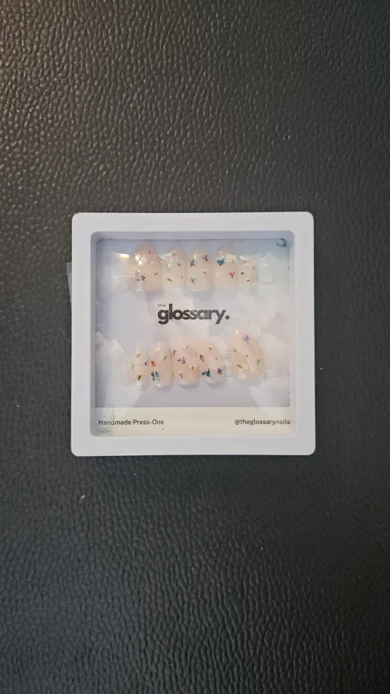 Glossary Press-On Nail Kit image indicator(2)