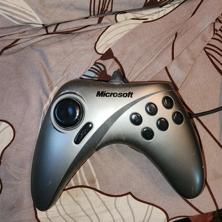 Microsoft SideWinder Game Pad Pro thumbnail