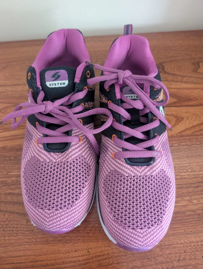 NEW Sketchers Running Shoes - Size 7 image indicator(2)
