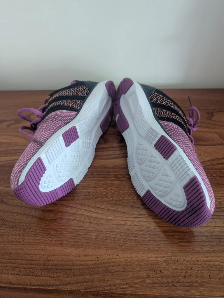 NEW Sketchers Running Shoes - Size 7 image indicator(3)