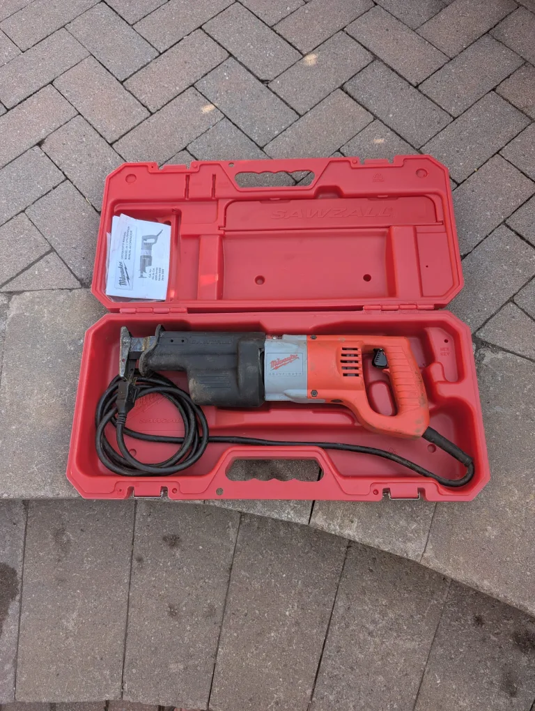 Milwaukee Sawzall w/ case - reciprocating saw thumbnail