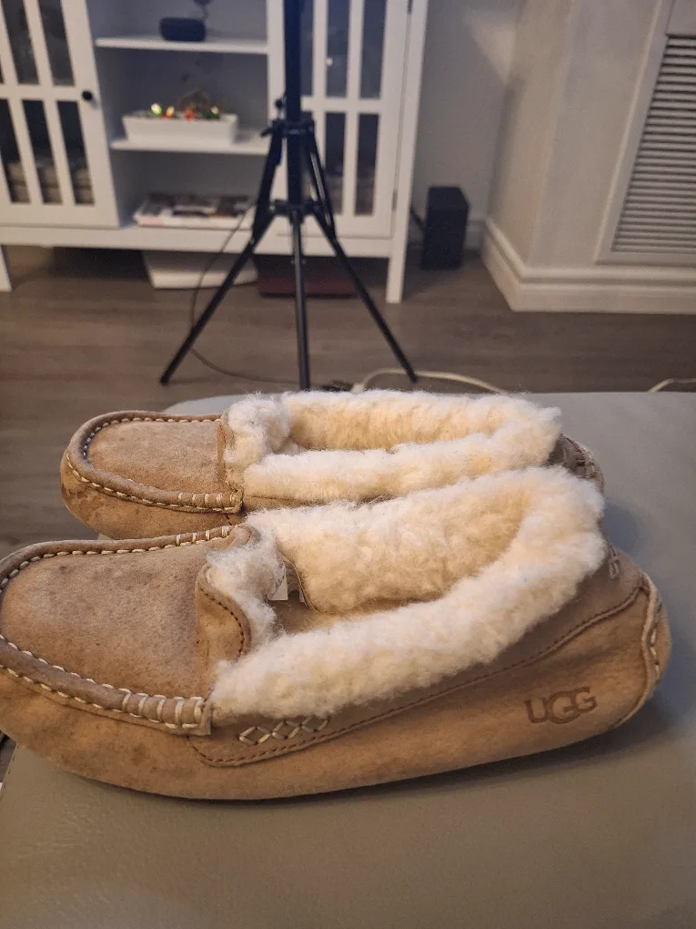 UGG Women's Slippers Size 7 and ugg shoes size  6 thumbnail