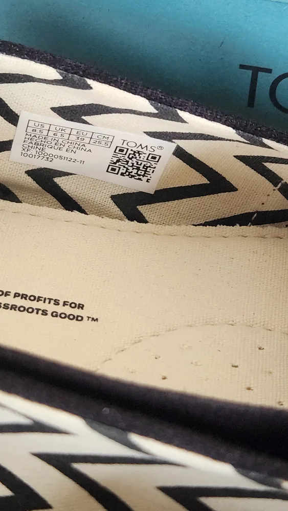 TOMS Black Canvas Slip-On Shoes - Size 8.5 image indicator(4)