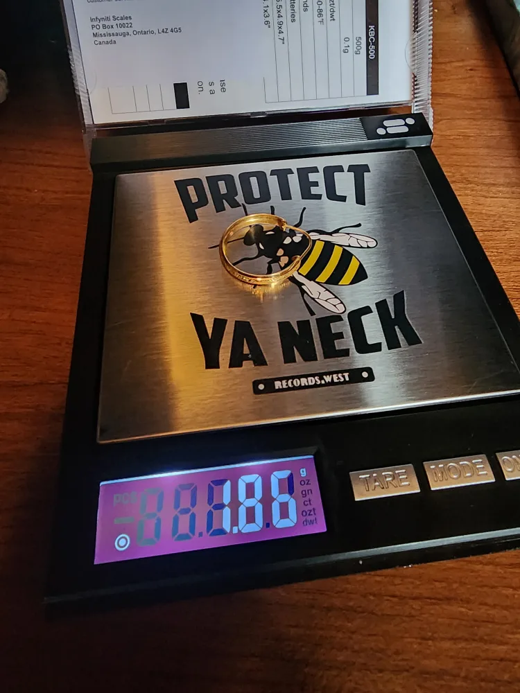 Women's Gold Hoop Earing image indicator(5)