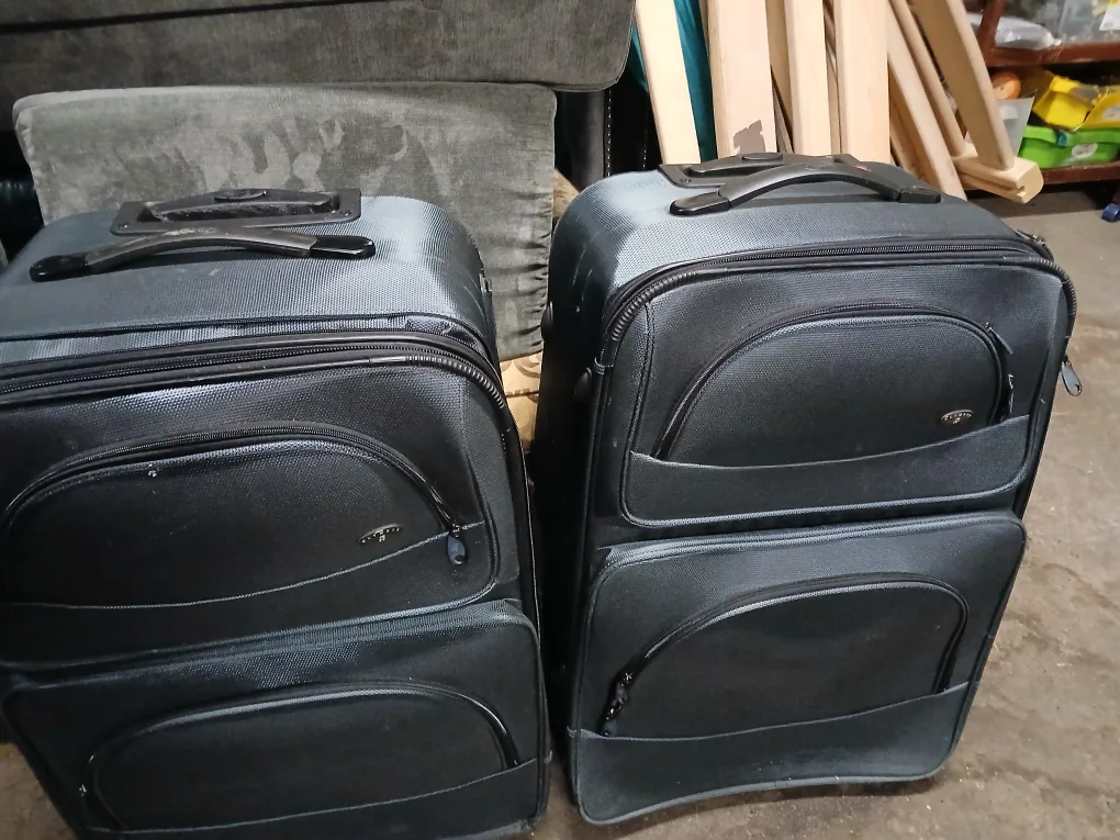 2 sutcases likenew thumbnail