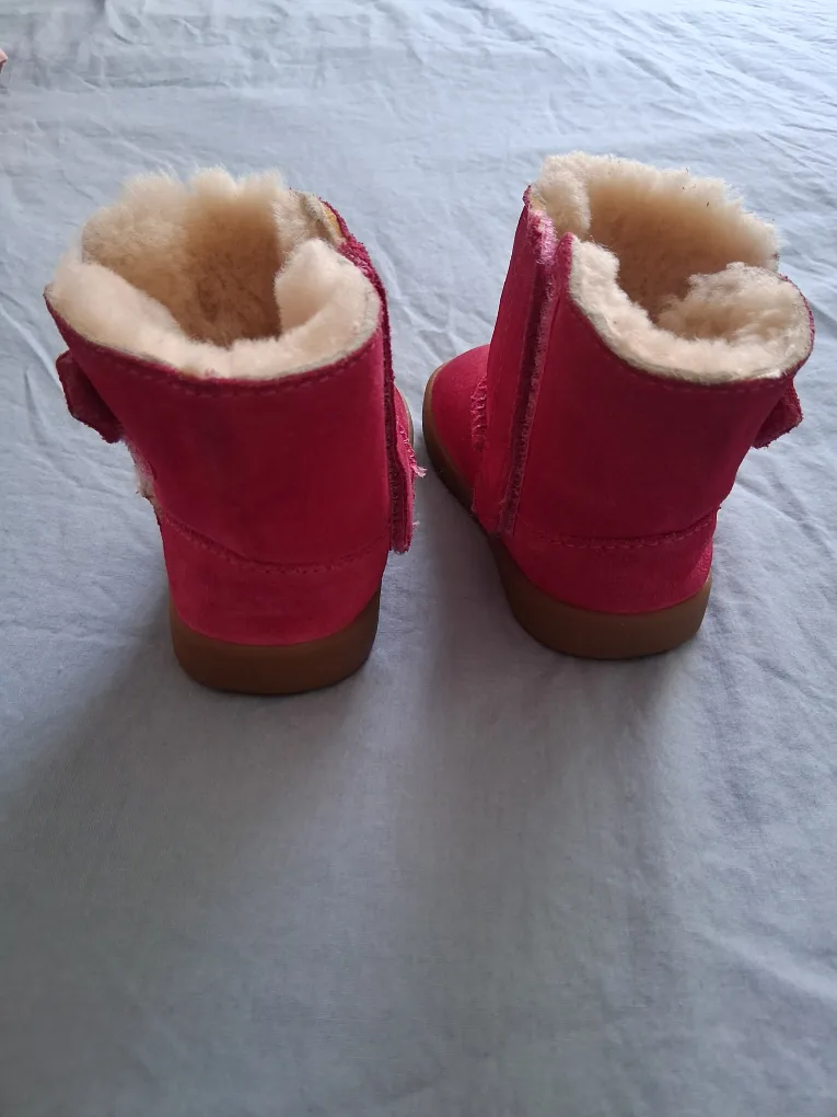 Brand New UGG Pink Toddler Boots - Size 4 image indicator(3)