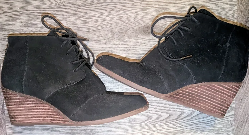 👢TOMS Black Suede Wedge Ankle Boots - Size 9👢