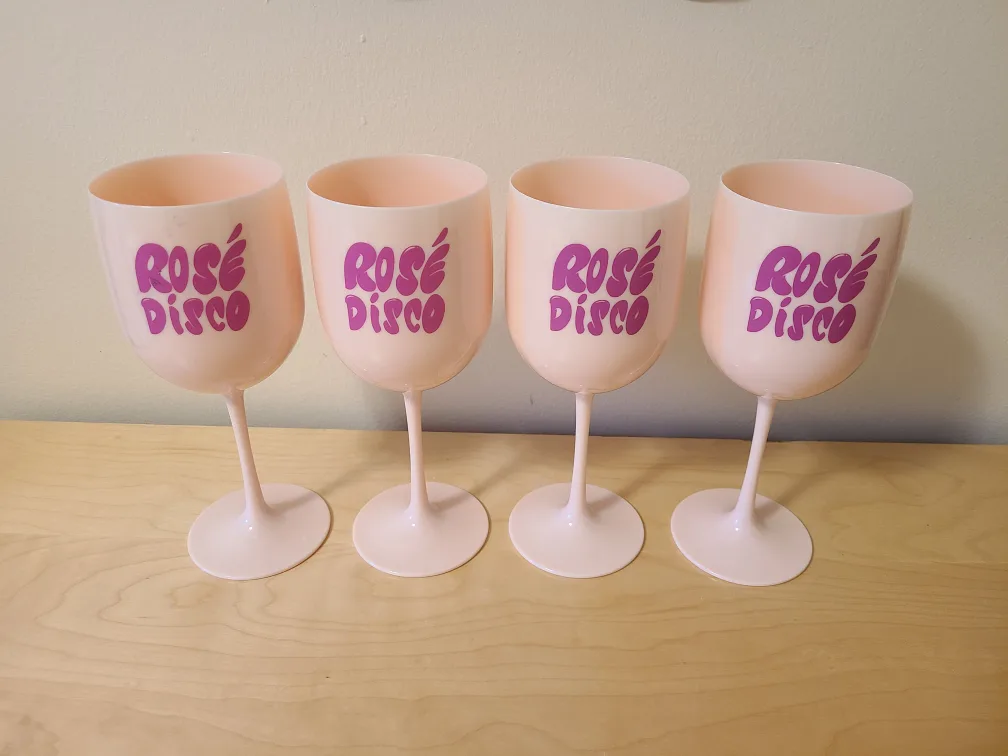 4 Big Plastic Wine Glasses image indicator(2)
