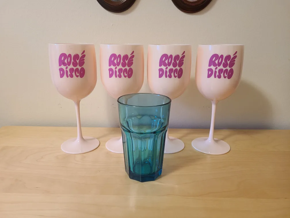 4 Big Plastic Wine Glasses image indicator(4)