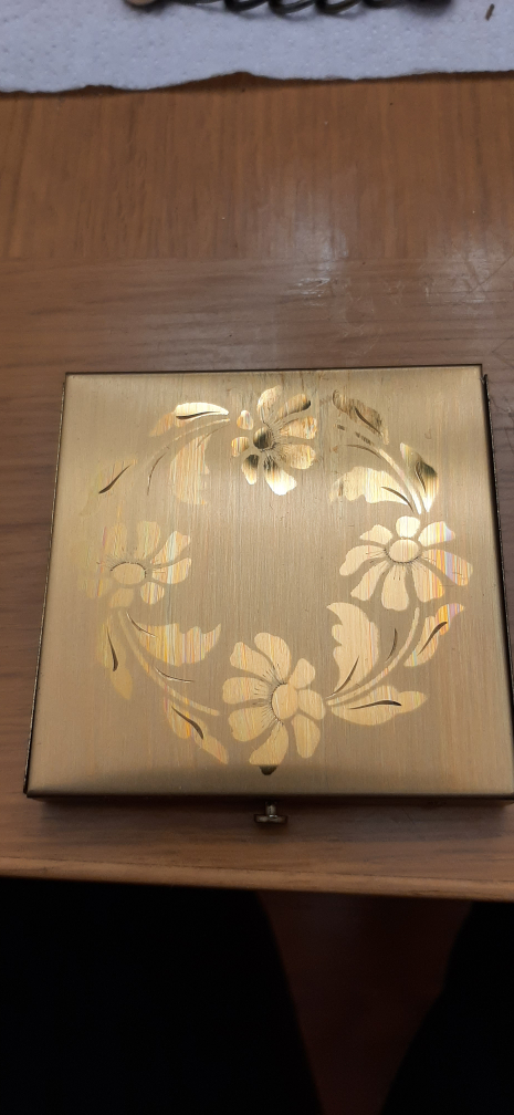 Vintage Dorset 5th Ave.. Gold Tone Floral Compact