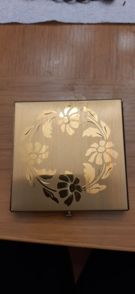 Vintage Dorset 5th Ave.. Gold Tone Floral Compact - photo 2