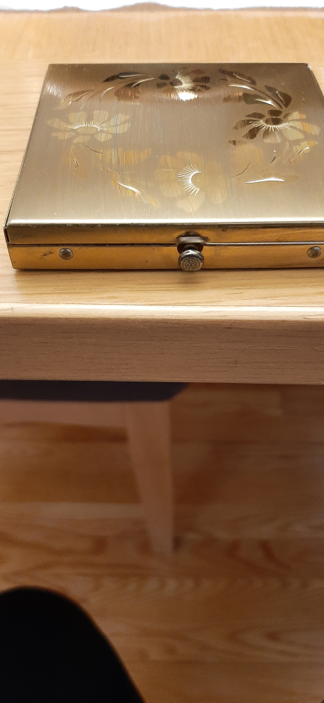 Vintage Dorset 5th Ave.. Gold Tone Floral Compact - photo 3