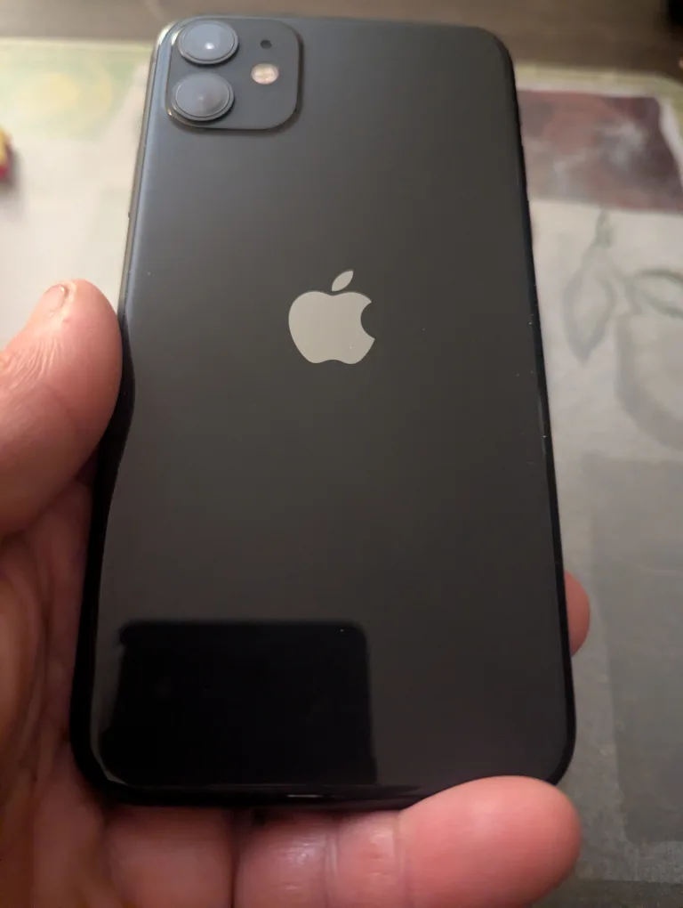 iPhone 11 64g  very good condition image indicator(2)