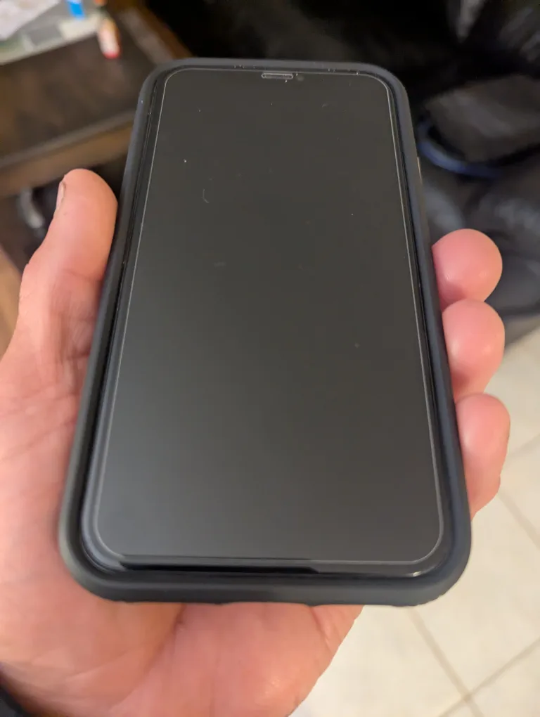 iPhone 11 64g  very good condition image indicator(3)