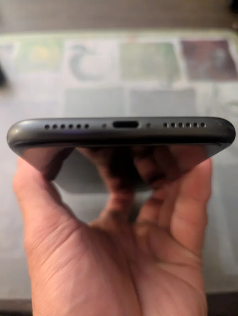 iPhone 11 64g  very good condition image indicator(4)