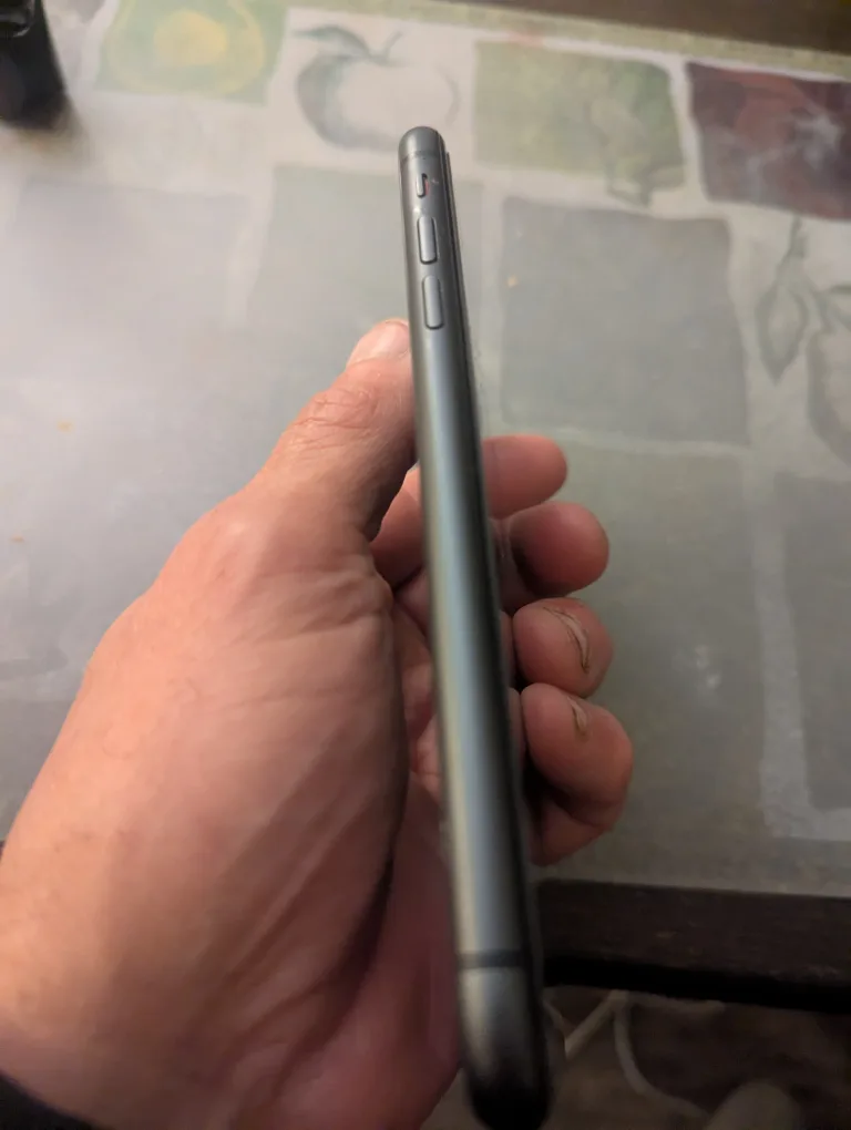 iPhone 11 64g  very good condition image indicator(5)