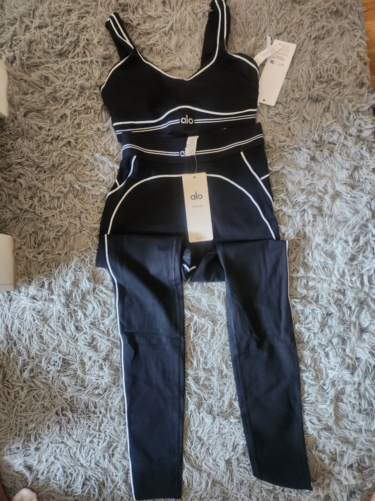New Alo Yoga Black & White Set