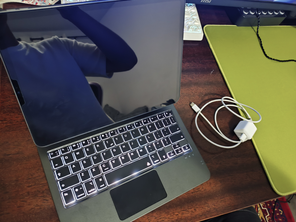 Apple iPad Pro M1 with keyboard Case