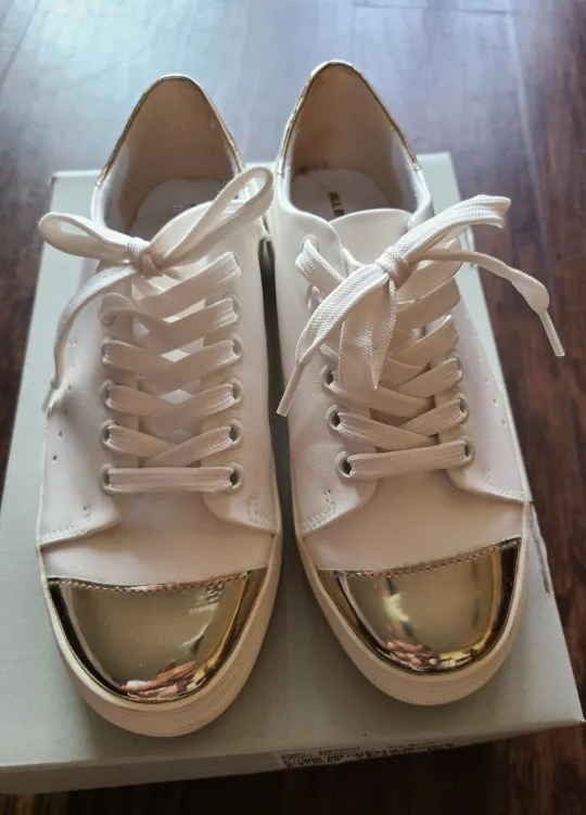 Jill by Jill Stuart White & Gold Sneakers image indicator(2)