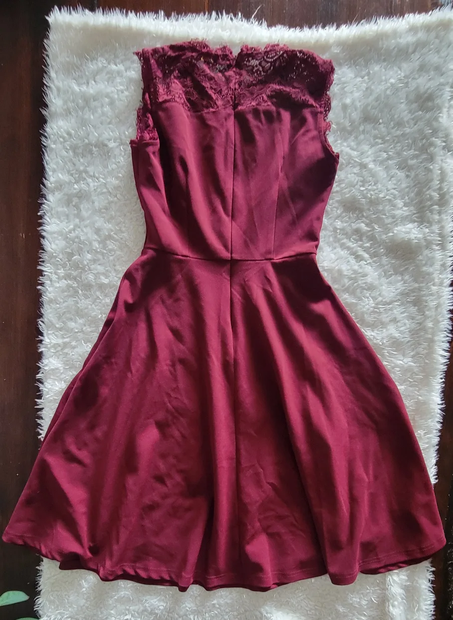 Burgundy Lace Sleeveless Dress image indicator(3)
