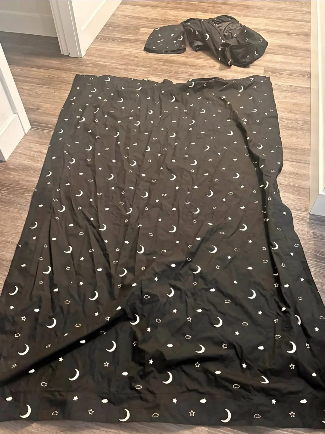 Portable Blackout Blind w/ Suction Cups (almost new!) image indicator(8)