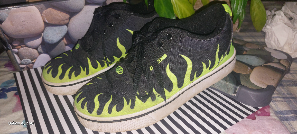 Heelys Roller Shoes, Black with Green Flames, Youth size 5 - photo 2
