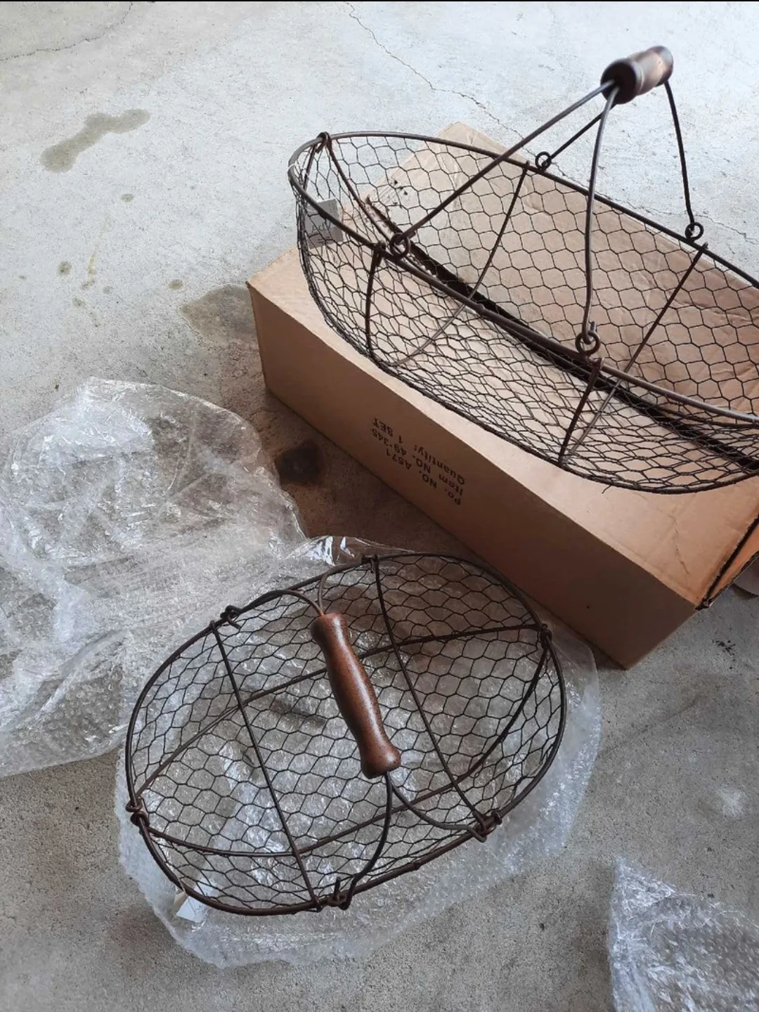 Set of 2 Oval Wire Baskets with Handles image indicator(2)