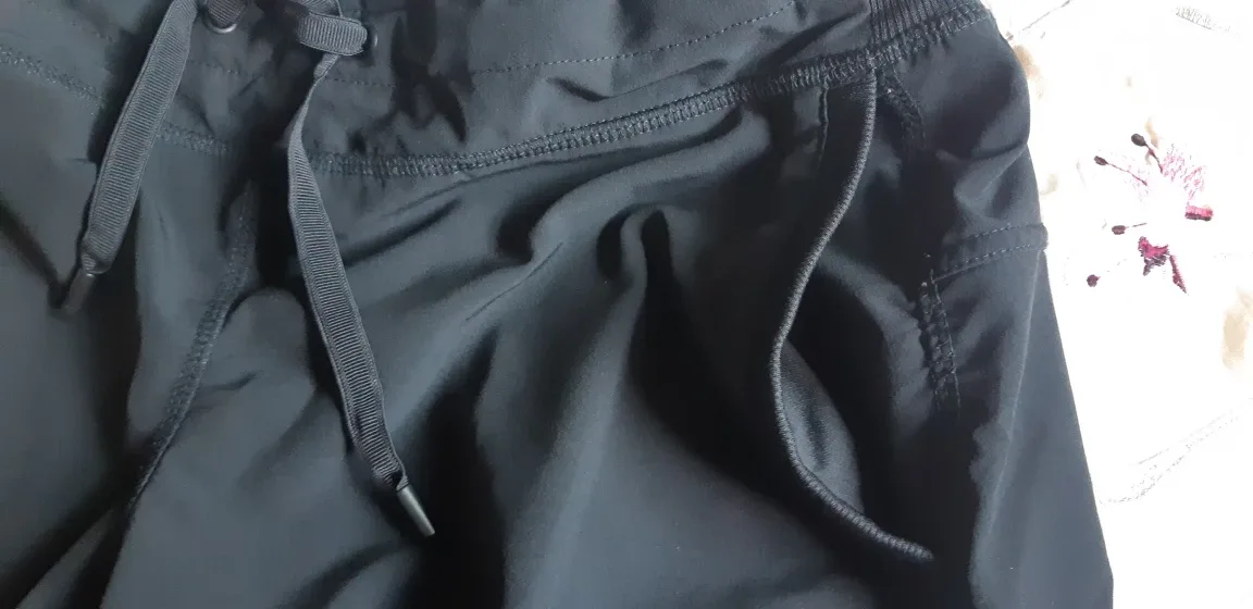 NEW Kirkland Signature Black Capri Pants - Size M image indicator(3)