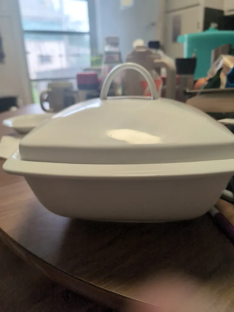 White Ceramic Casserole Dish with Lid thumbnail