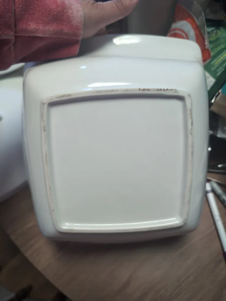 White Ceramic Casserole Dish with Lid image indicator(3)