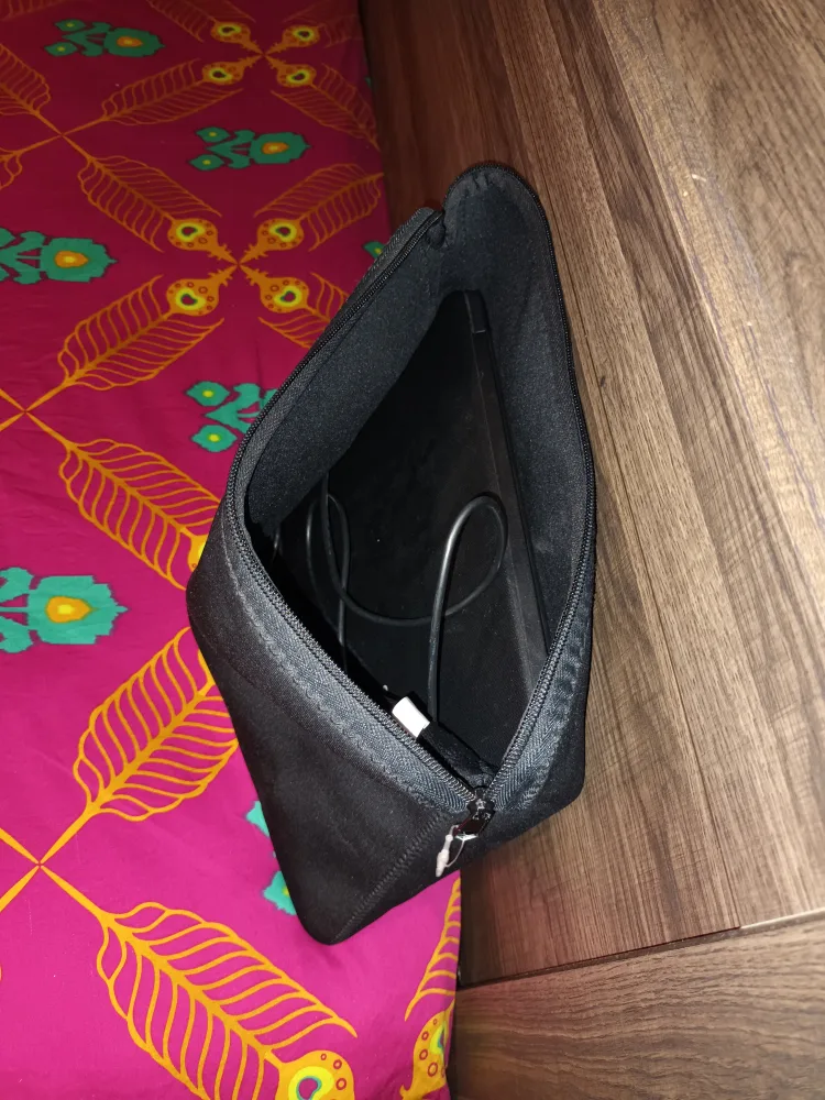 Samsung Chromebook 3 + FREE laptop sleeve image indicator(3)