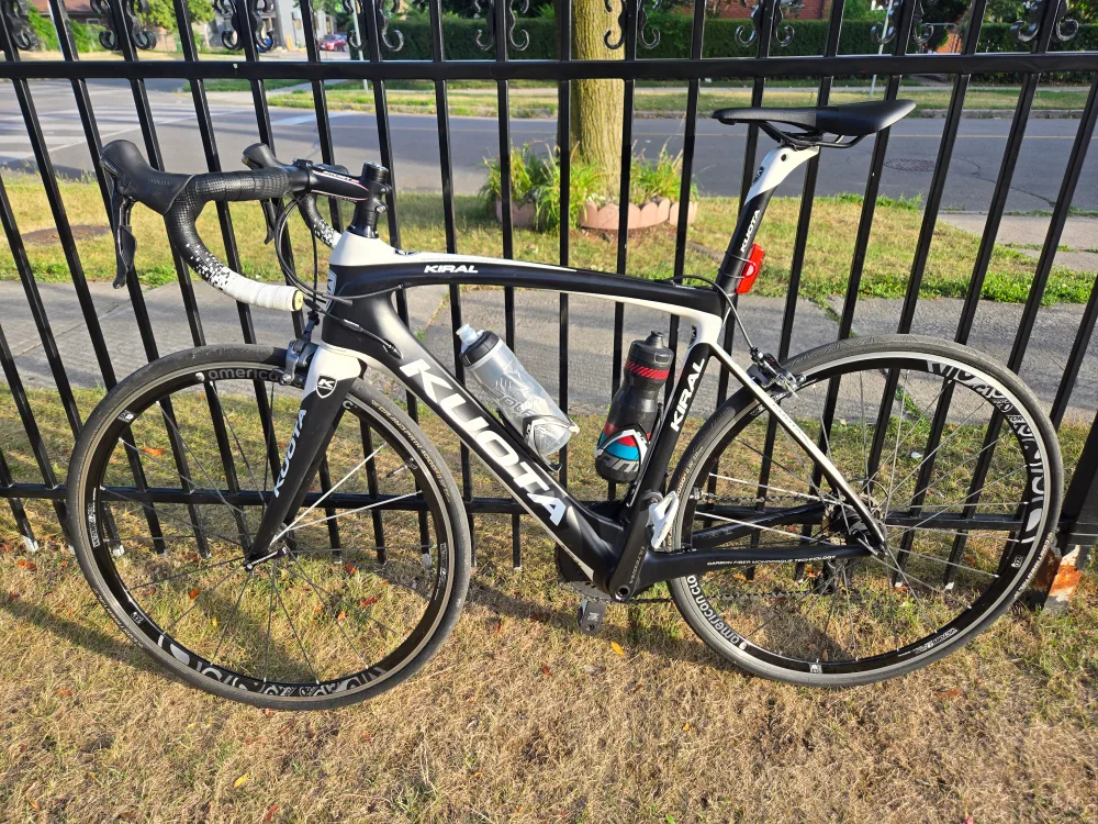 Kuota Kiral Road Bike - Black & White image indicator(2)